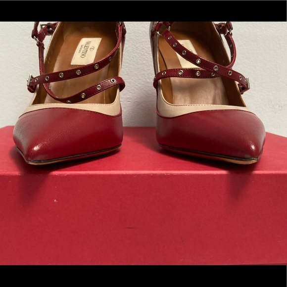 Valentino Garavani Love Latch Pump - Picture 3 of 14